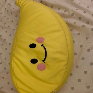 🌸 Smiling banana cushion